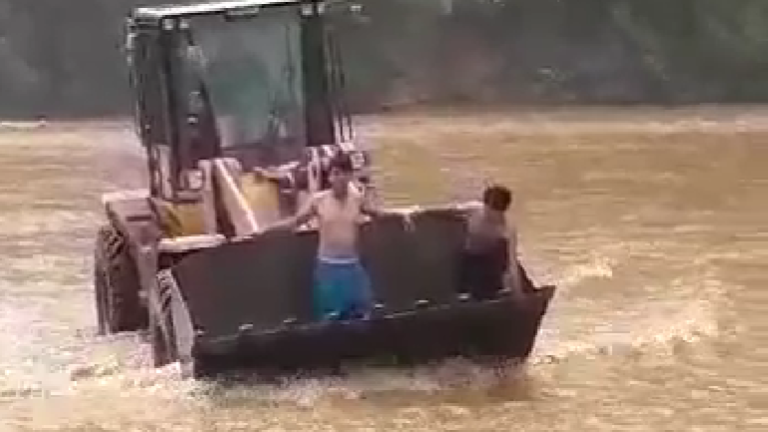El tractor y las personas que rescataron los cuerpos de los mineros. Captura video.