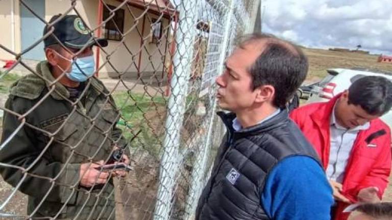 El diputado español Victor González en la puerta de Chonchocoro