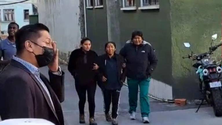 La mamá de Yuraima llega a la Felcc de La Paz, junto con familiares. Captura Erbol