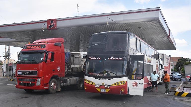Filas de vehículos en surtidores