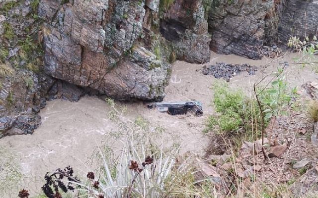 Una vagoneta fue arrastrada el lunes por un río en Villa Abecia.