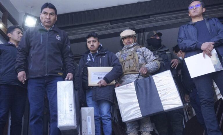 militares-con-papeletas-electorales-2