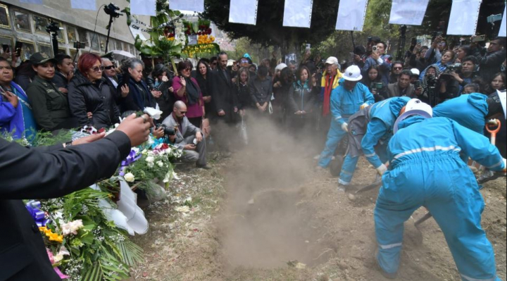 b_57598_con-un-ultimo-aplauso-bolivia-despide-a-david-santalla-en-el-cementerio-general-de-la-paz-1