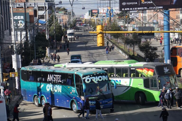 58747_la-paz-y-el-alto-amanecen-bloqueados-la-gente-camina-y-se-agolpa-en-los-telefericos-3