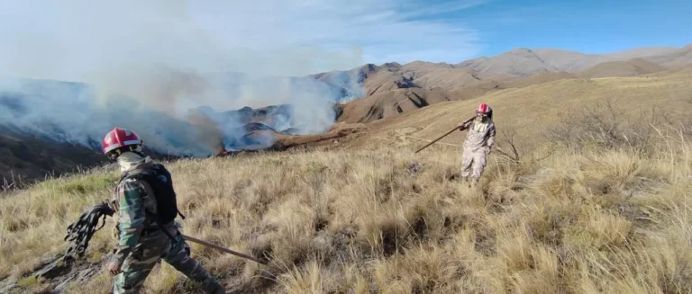 BOMBEROS APAGAN INCENDIO EN TARIJA