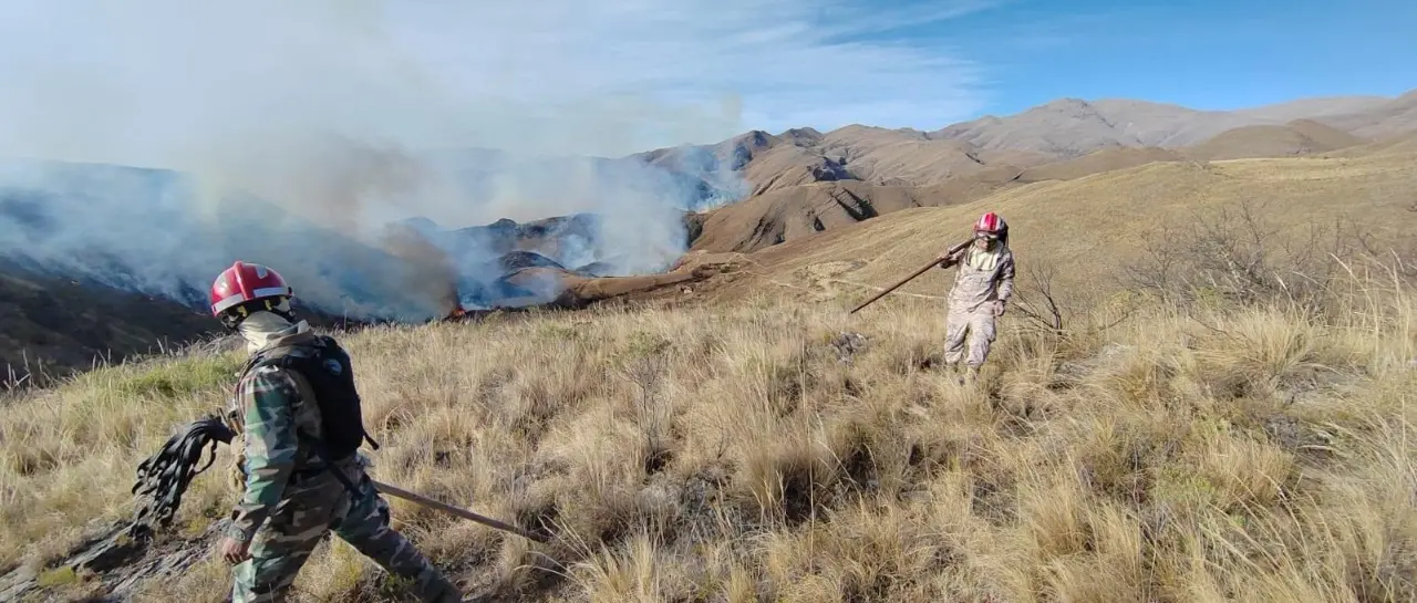 BOMBEROS APAGAN INCENDIO EN TARIJA